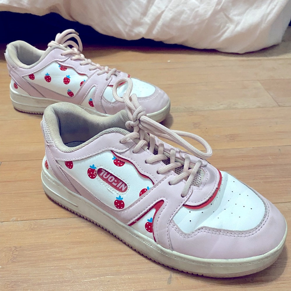 Size 7 Women’s Strawberry Sneakers